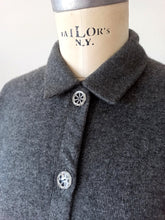 Charger l&#39;image dans la galerie, 1950s - BALLANTYNE, Scotland - Cute Grey Cashmere Cardigan
