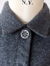 Charger l&#39;image dans la galerie, 1950s - BALLANTYNE, Scotland - Cute Grey Cashmere Cardigan
