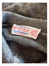 Charger l&#39;image dans la galerie, 1950s - BALLANTYNE, Scotland - Cute Grey Cashmere Cardigan

