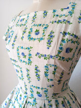Carica l&#39;immagine nel visualizzatore di Gallery, 1950s 1960s - Adorable Roseprint Cotton Dress - W28.5 (72cm)
