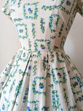 Carica l&#39;immagine nel visualizzatore di Gallery, 1950s 1960s - Adorable Roseprint Cotton Dress - W28.5 (72cm)
