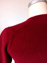 Charger l&#39;image dans la galerie, 1950s - BALLANTYNE, Scotland - Burgundy Cashmere Jumper
