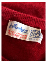 Charger l&#39;image dans la galerie, 1950s - BALLANTYNE, Scotland - Burgundy Cashmere Jumper
