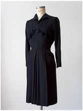 Charger l&#39;image dans la galerie, 1940s 1950s - Superb Black Textured Rayon Dress - W32 (82cm)
