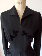 Charger l&#39;image dans la galerie, 1940s 1950s - Superb Black Textured Rayon Dress - W32 (82cm)
