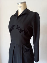 Charger l&#39;image dans la galerie, 1940s 1950s - Superb Black Textured Rayon Dress - W32 (82cm)
