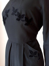 Charger l&#39;image dans la galerie, 1940s 1950s - Superb Black Textured Rayon Dress - W32 (82cm)
