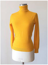 Charger l&#39;image dans la galerie, 1950s 1960s - PRINGLE OF SCOTLAND - Amber Yellow Cashmere Turtleneck - Sz 36
