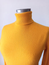 Charger l&#39;image dans la galerie, 1950s 1960s - PRINGLE OF SCOTLAND - Amber Yellow Cashmere Turtleneck - Sz 36
