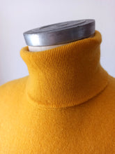Charger l&#39;image dans la galerie, 1950s 1960s - PRINGLE OF SCOTLAND - Amber Yellow Cashmere Turtleneck - Sz 36
