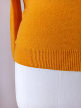 Charger l&#39;image dans la galerie, 1950s 1960s - PRINGLE OF SCOTLAND - Amber Yellow Cashmere Turtleneck - Sz 36
