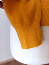 Charger l&#39;image dans la galerie, 1950s 1960s - PRINGLE OF SCOTLAND - Amber Yellow Cashmere Turtleneck - Sz 36
