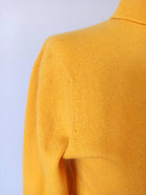 Charger l&#39;image dans la galerie, 1950s 1960s - PRINGLE OF SCOTLAND - Amber Yellow Cashmere Turtleneck - Sz 36

