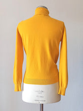 Charger l&#39;image dans la galerie, 1950s 1960s - PRINGLE OF SCOTLAND - Amber Yellow Cashmere Turtleneck - Sz 36
