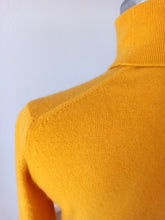 Charger l&#39;image dans la galerie, 1950s 1960s - PRINGLE OF SCOTLAND - Amber Yellow Cashmere Turtleneck - Sz 36
