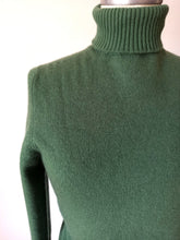 Laden Sie das Bild in den Galerie-Viewer, 1960s - JAEGER,Scotland - Moss Green Cashmere Turtleneck
