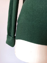 Laden Sie das Bild in den Galerie-Viewer, 1960s - JAEGER,Scotland - Moss Green Cashmere Turtleneck
