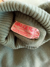 Laden Sie das Bild in den Galerie-Viewer, 1960s - JAEGER,Scotland - Moss Green Cashmere Turtleneck
