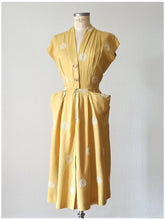 Cargar imagen en el visor de la galería, 1940s - Gorgeous French Corn Embroidery Linen Dress - W28 (70cm)
