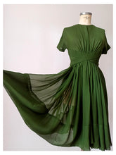 Charger l&#39;image dans la galerie, 1950s 1960s - Exquisite French Moss Green Chiffon Silk Dress - W26 (66cm)
