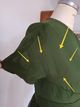 Charger l&#39;image dans la galerie, 1950s 1960s - Exquisite French Moss Green Chiffon Silk Dress - W26 (66cm)
