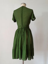 Charger l&#39;image dans la galerie, 1950s 1960s - Exquisite French Moss Green Chiffon Silk Dress - W26 (66cm)
