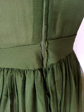 Charger l&#39;image dans la galerie, 1950s 1960s - Exquisite French Moss Green Chiffon Silk Dress - W26 (66cm)
