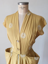 Cargar imagen en el visor de la galería, 1940s - Gorgeous French Corn Embroidery Linen Dress - W28 (70cm)

