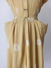 Cargar imagen en el visor de la galería, 1940s - Gorgeous French Corn Embroidery Linen Dress - W28 (70cm)

