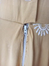 Cargar imagen en el visor de la galería, 1940s - Gorgeous French Corn Embroidery Linen Dress - W28 (70cm)

