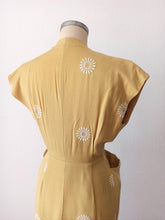 Cargar imagen en el visor de la galería, 1940s - Gorgeous French Corn Embroidery Linen Dress - W28 (70cm)
