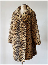 Charger l&#39;image dans la galerie, 1950s - AZENS - LA FRANCE - Spectacular Cheetah Faux Coat
