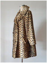 Charger l&#39;image dans la galerie, 1950s - AZENS - LA FRANCE - Spectacular Cheetah Faux Coat
