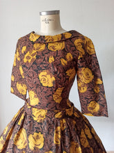 Charger l&#39;image dans la galerie, 1950s - Exquisite French Autumnal Roseprint Dress - W27 (68cm)
