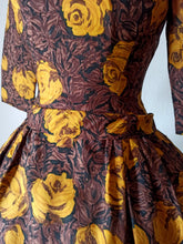 Charger l&#39;image dans la galerie, 1950s - Exquisite French Autumnal Roseprint Dress - W27 (68cm)
