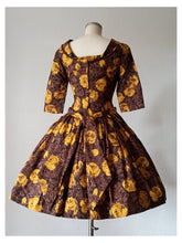 Charger l&#39;image dans la galerie, 1950s - Exquisite French Autumnal Roseprint Dress - W27 (68cm)

