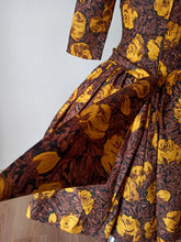 Charger l&#39;image dans la galerie, 1950s - Exquisite French Autumnal Roseprint Dress - W27 (68cm)
