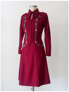 1930s 1940s - Stunning Burgundy Embroidered Wool Dress - W27.5 (70cm)
