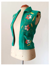 Carica l&#39;immagine nel visualizzatore di Gallery, 1950s - Adorable Green Embroidered Wool Vest
