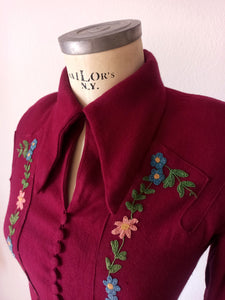 1930s 1940s - Stunning Burgundy Embroidered Wool Dress - W27.5 (70cm)