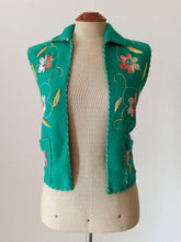 Carica l&#39;immagine nel visualizzatore di Gallery, 1950s - Adorable Green Embroidered Wool Vest
