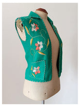 Carica l&#39;immagine nel visualizzatore di Gallery, 1950s - Adorable Green Embroidered Wool Vest
