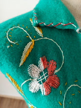 Carica l&#39;immagine nel visualizzatore di Gallery, 1950s - Adorable Green Embroidered Wool Vest
