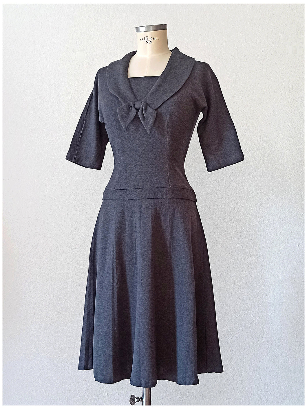 1950s - HOLYROOD, Scotland - Gorgeous Grey Jersey Wool Dress - W26/27 (66/68cm)