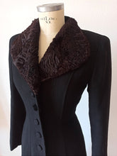 Cargar imagen en el visor de la galería, 1940s - Superb Black Wool Faux Fur Collar Long Coat - W30 (76cm)
