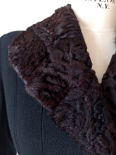 Cargar imagen en el visor de la galería, 1940s - Superb Black Wool Faux Fur Collar Long Coat - W30 (76cm)
