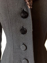 Cargar imagen en el visor de la galería, 1940s - Superb Black Wool Faux Fur Collar Long Coat - W30 (76cm)
