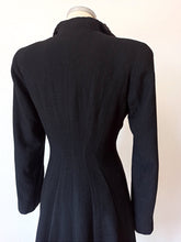 Cargar imagen en el visor de la galería, 1940s - Superb Black Wool Faux Fur Collar Long Coat - W30 (76cm)
