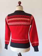 Load image into Gallery viewer, 1940s 1950s - FASHION HILL, USA - Wool Men&#39;s Sweater - Sz Small
