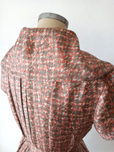 Charger l&#39;image dans la galerie, 1950s 1960s - PARIS - Exquisite Satin Silk Dress - W26 (66cm)
